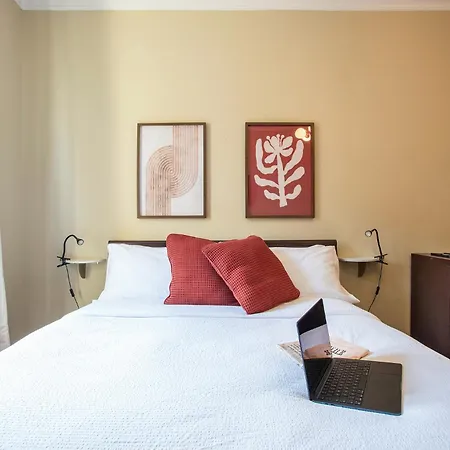 Apartment Elegant 1bdr Front The Subway Furio Camillo *